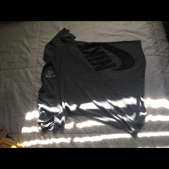 Lightly used Nike Tee size M. - Picture 4 of 6